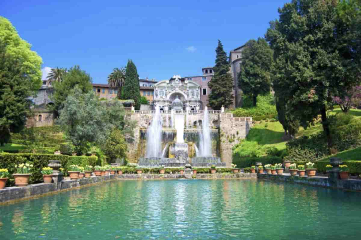 Tra i comuni più suggestivi della provincia, Castel Gandolfo è celebre per la sua posizione panoramica sul Lago di Albano e per essere la residenza